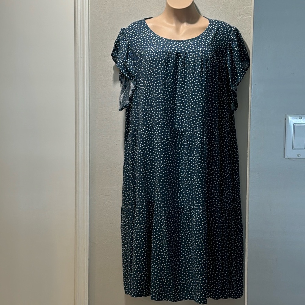 30W Plus size, Beautiful Dark Green w/white dots. Round neckline, Short sleeve